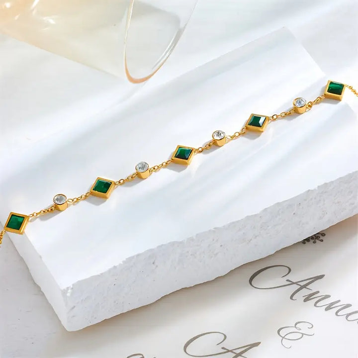 Gold Chain Bracelet Saoirse with Emerald