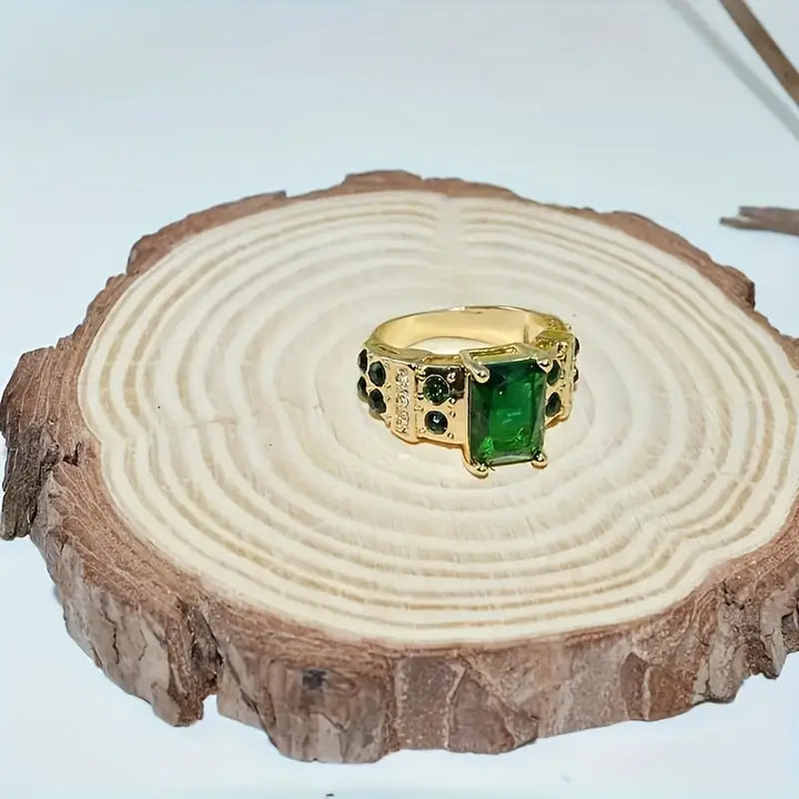 Gold Ring Sinéad with Emerald