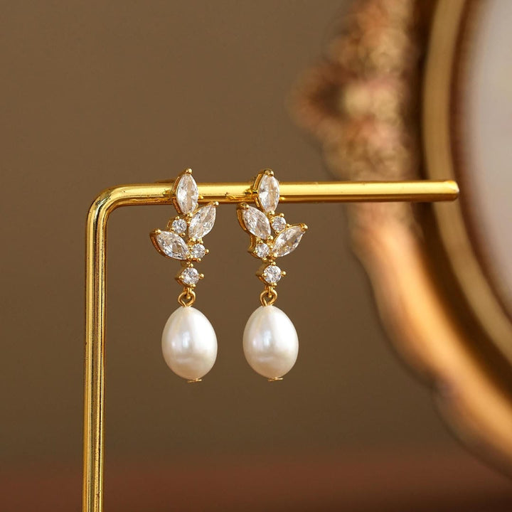 Gold Drop Earrings Íde with Pearl and Crystal Leaves