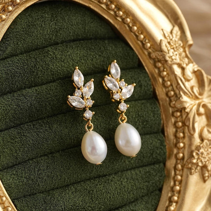 Gold Drop Earrings Íde with Pearl and Crystal Leaves