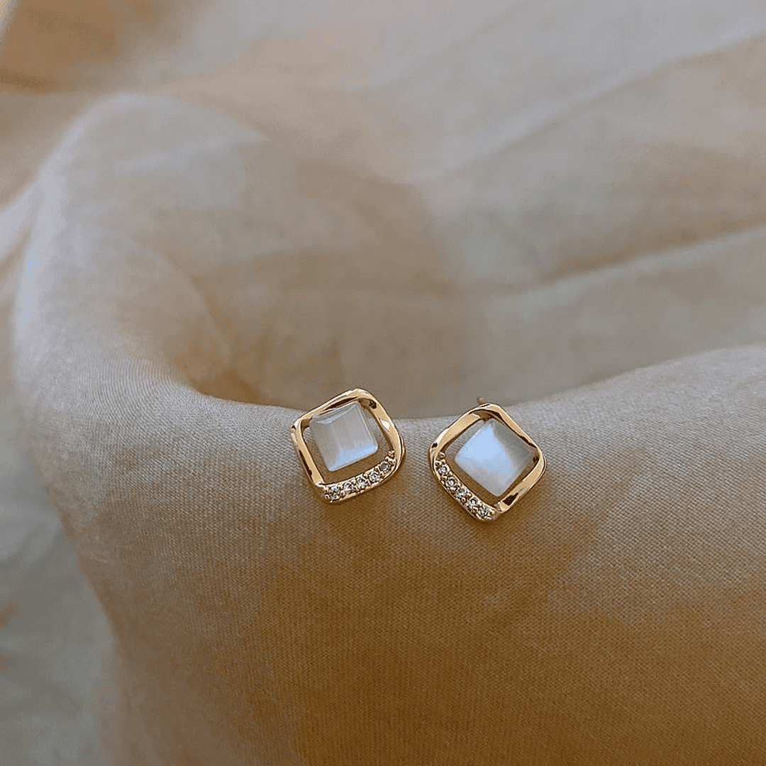 Gold Stud Earrings Saoirse with Moonstone