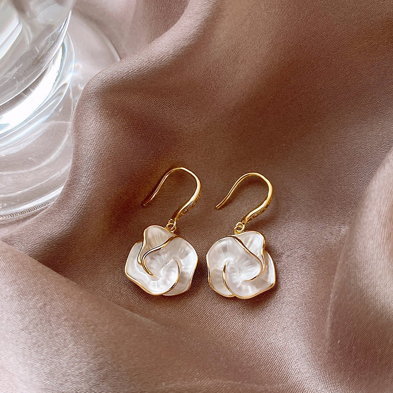 Gold Drop Earrings Ciara with Mother-of-Pearl Flower