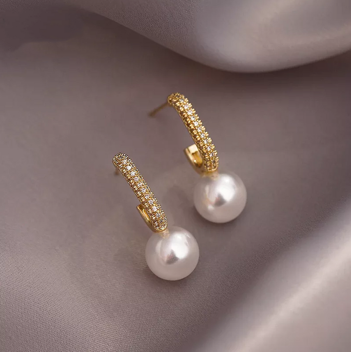 Gold Drop Earrings Méabh with Pearl