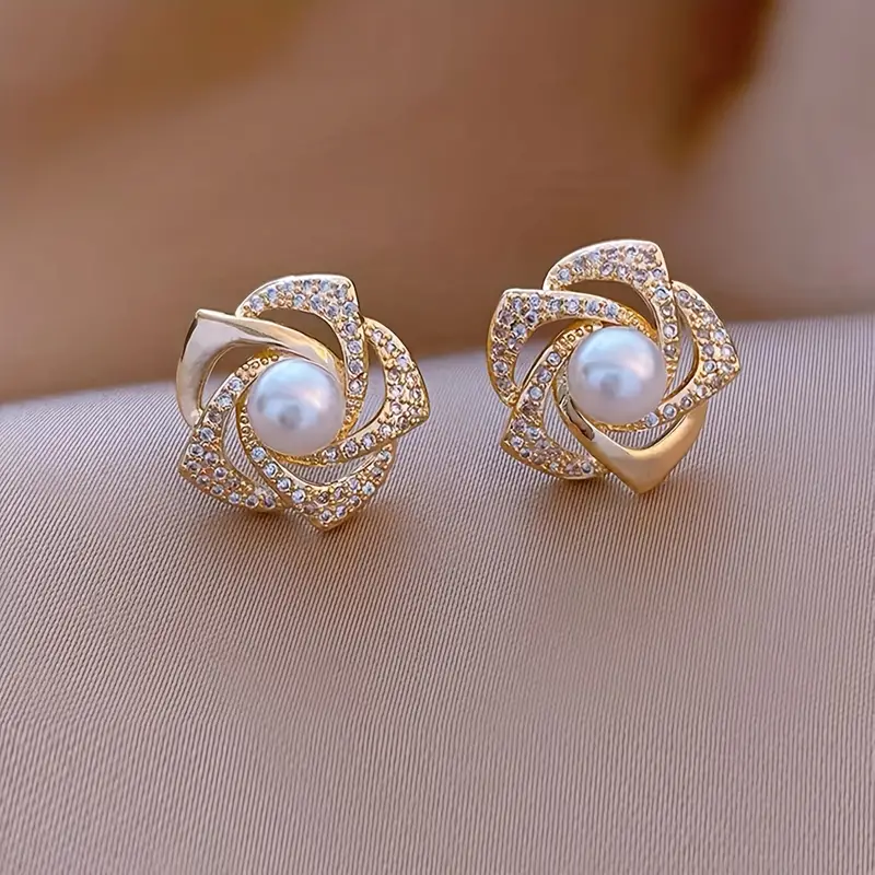 Gold Stud Earrings Deirbhile with Pearl Flower
