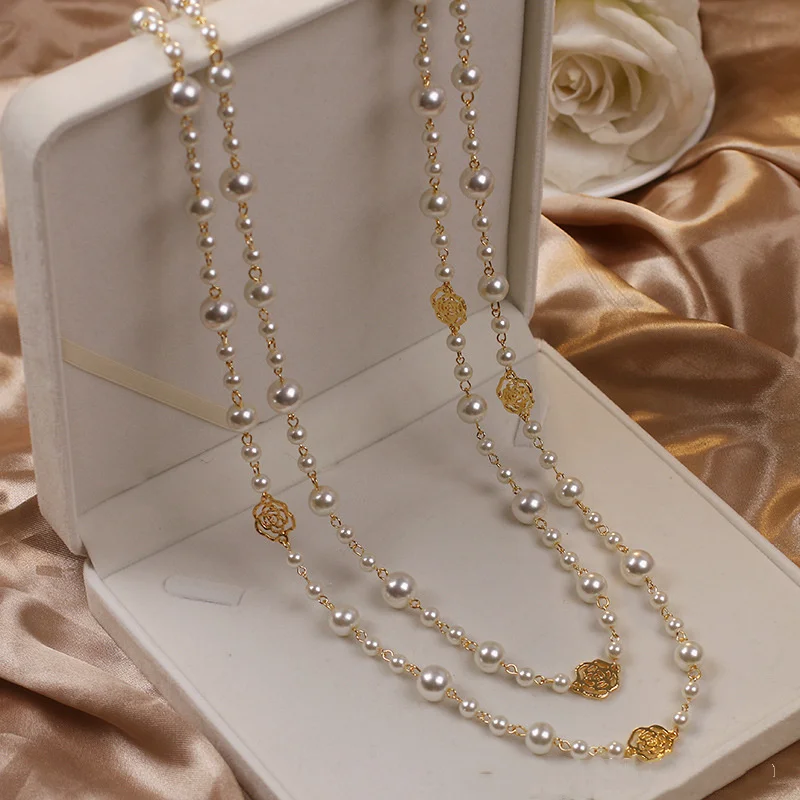 Pearl Beaded Necklace Muirne with Gold Rose Motif
