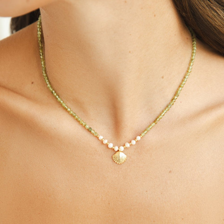 Gold Beaded Necklace Sinéad with Shell Pendant