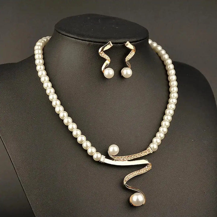 Pearl Necklace Set Aoife with Gold Spiral Pendant