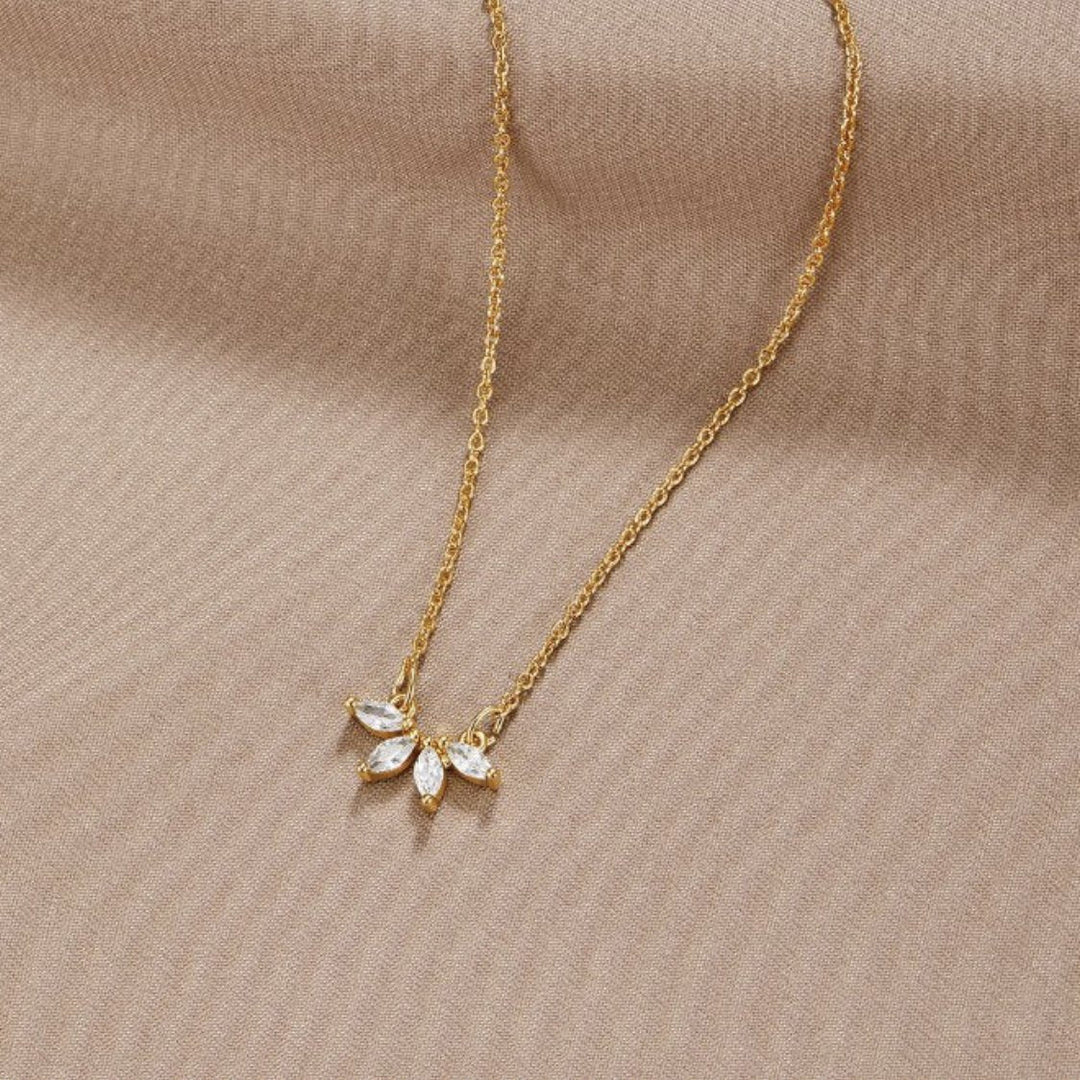 Gold Necklace Méadhbh with Crystal Leaves